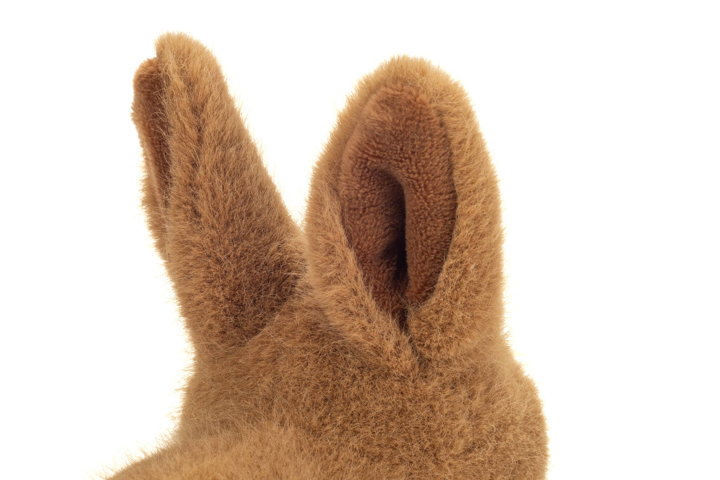 Pluche knuffel van een zittend bruin konijn