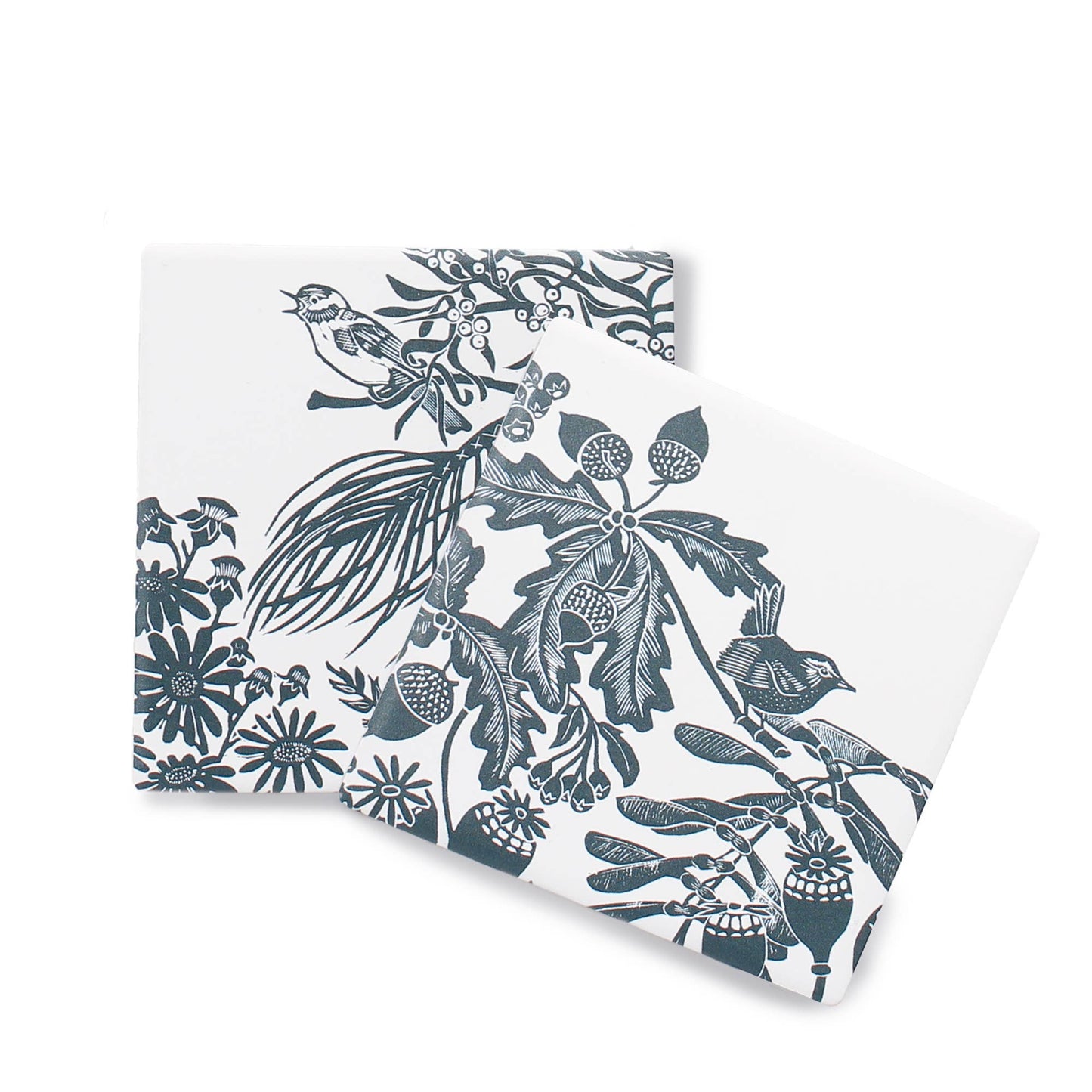 Marineblauwe keramische onderzetters met een eikelmotief in het bos