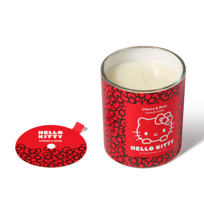 Rode kaars met originele Hello Kitty-print, kersen- en rozengeur.
