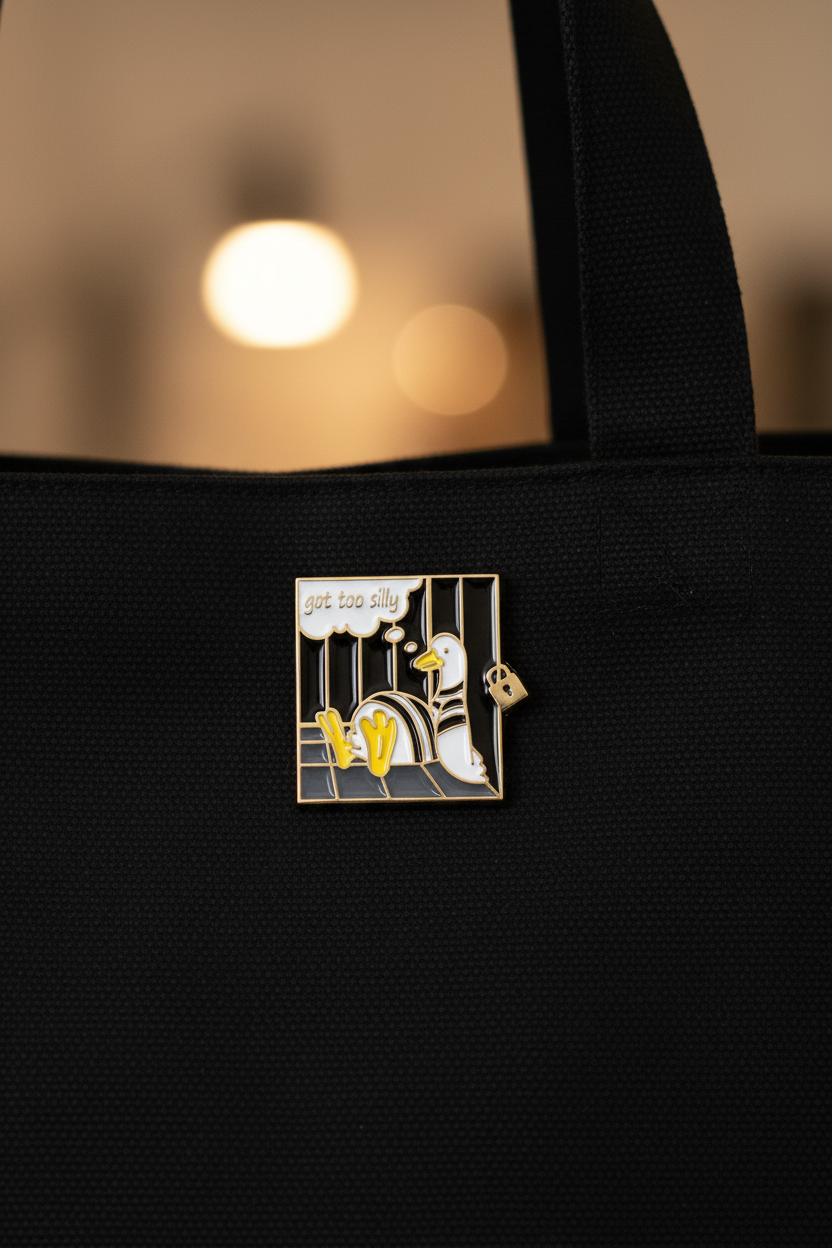 Pin’s Oie « Got Too Silly » - photo produit