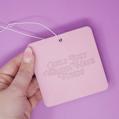 Autoluchtverfrisser "Meisjes willen gewoon geld hebben"