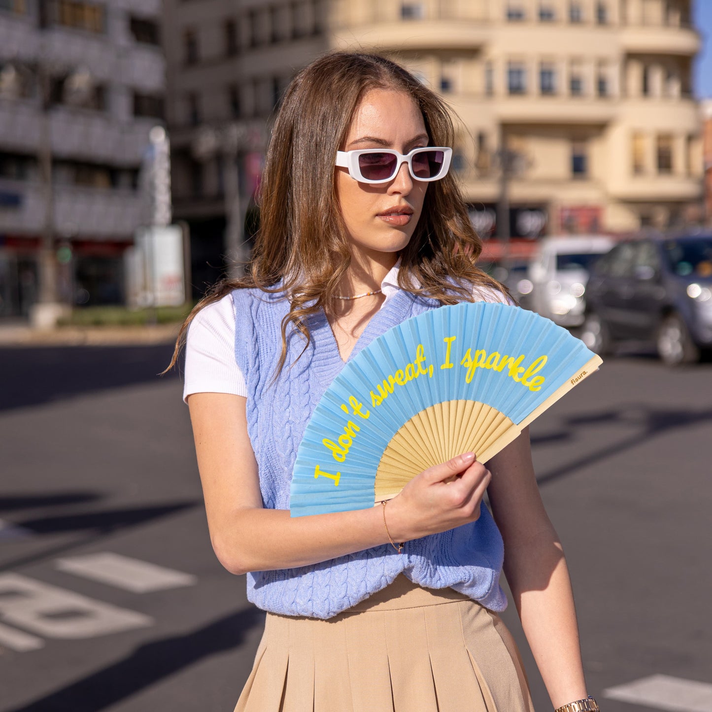 Éventail « I don't sweat, I sparkle » Bleu (Brille dans le Noir) – Fisura – vue 2