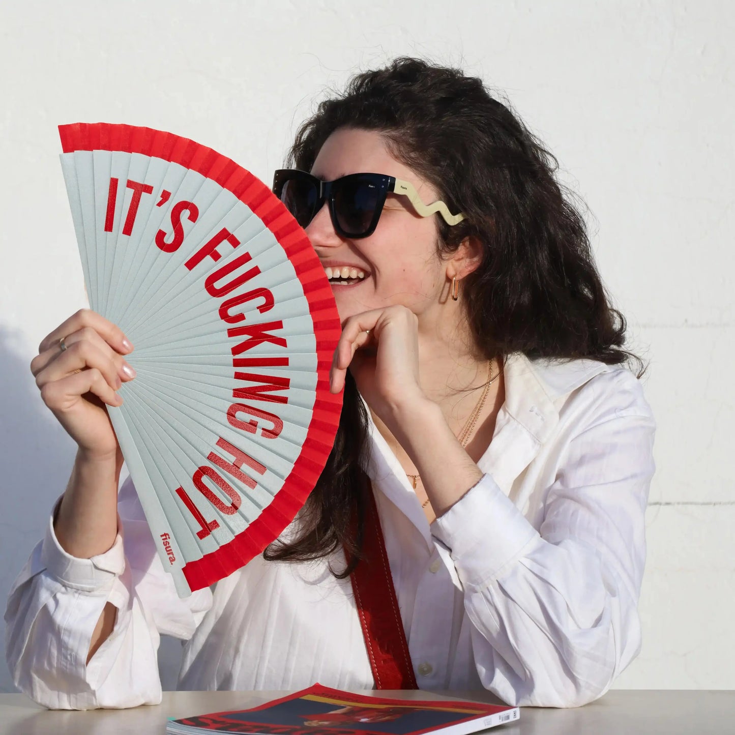 Éventail « It’s fucking hot » Rouge – Fisura – vue 3