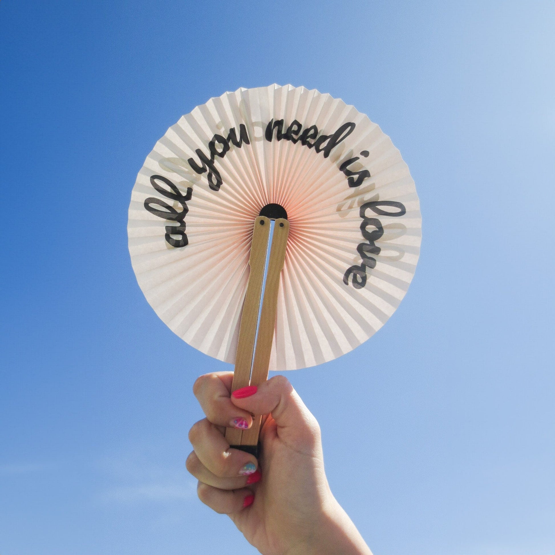 Éventail Pai Pai « all you need is love » – Fisura – vue 2