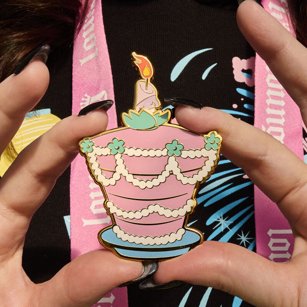 Photo produit - Pin's Alice au Pays des Merveilles - Unbirthday Cake