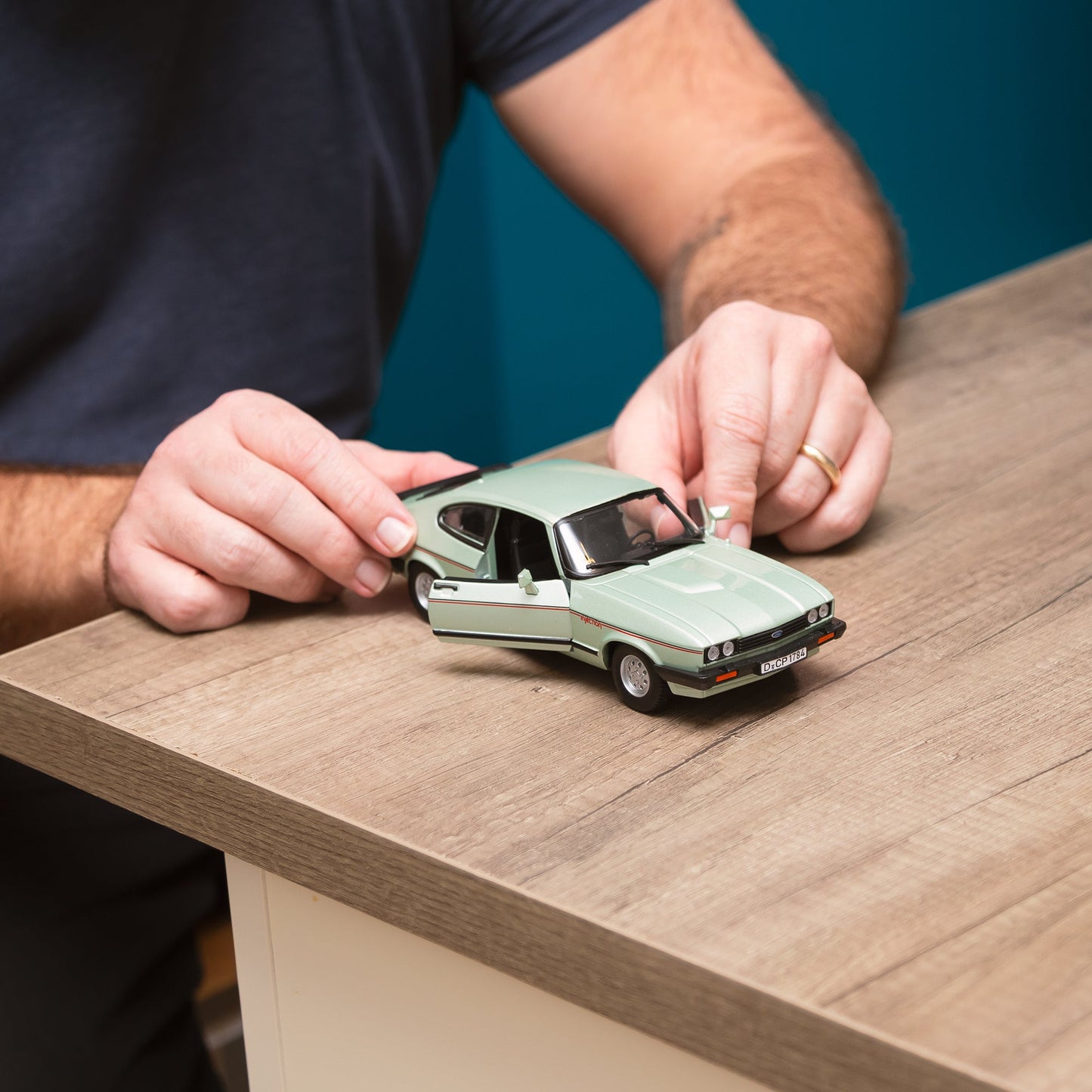 1:24 LIGHT GREEN 1982 FORD CAPRI