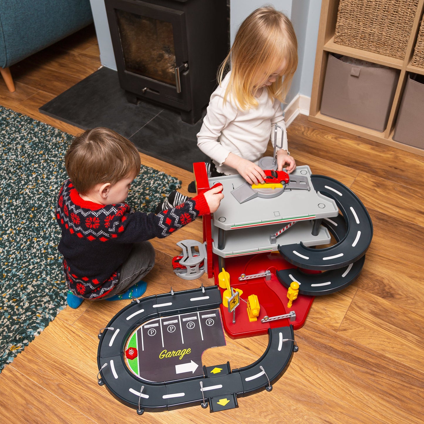 FERRARI 1:43 PARKING GARAGE, INCLUDING 2 CARS
