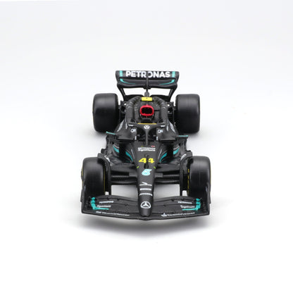 1:43 F1 MB W14 2023 HAMILTON DANS LE DISTRIBUTEUR