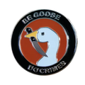 „Sei eine Gans, begehe Verbrechen“ Gänsenadel