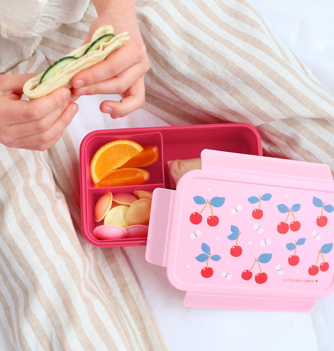 Boîte à déjeuner bento - Cerises – vue 3 – A Little Lovely Company