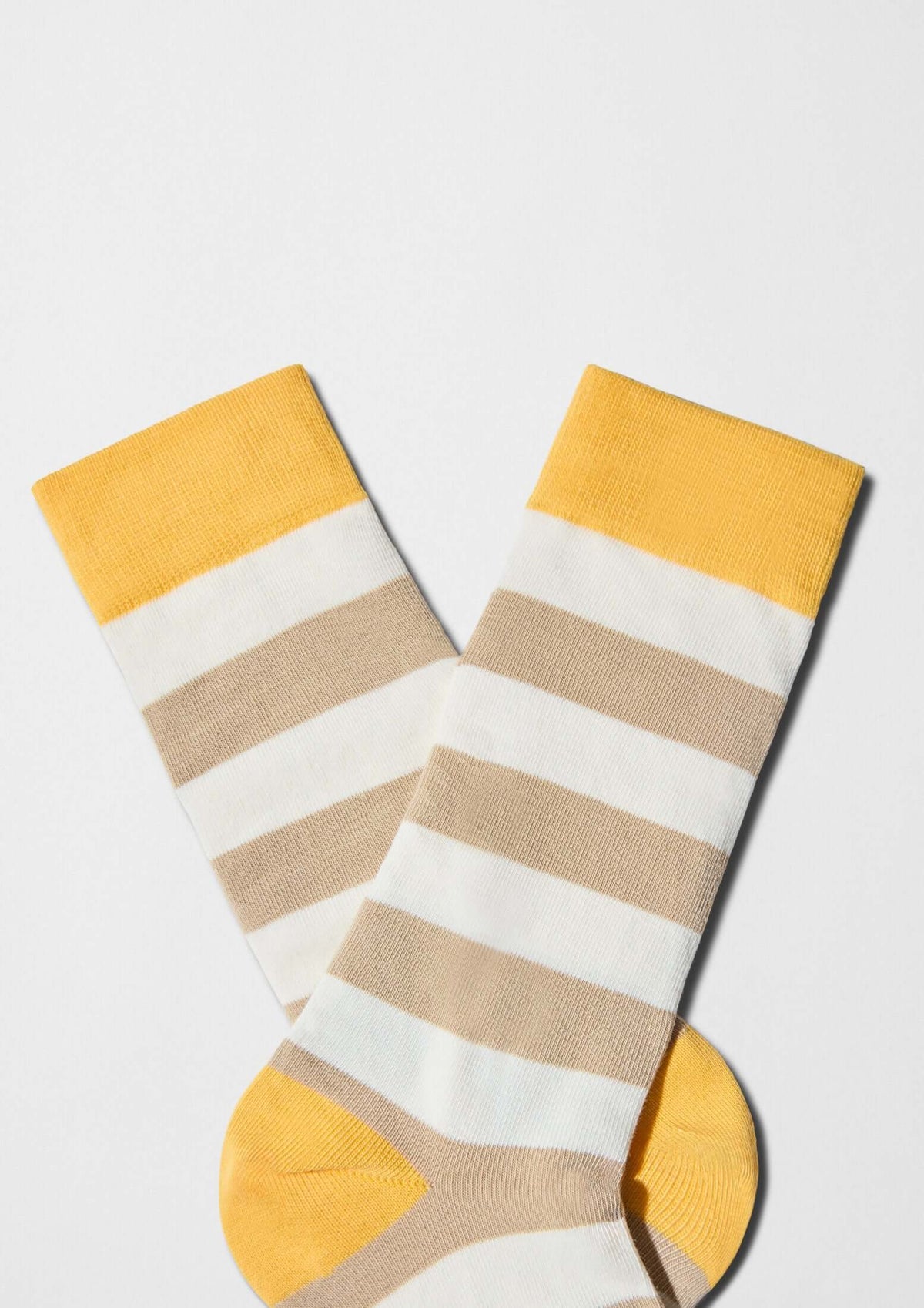 rayas horizontales beige y blanco roto con puño amarillo mostaza - BESOCKS. BeStripes Beige & Off-White