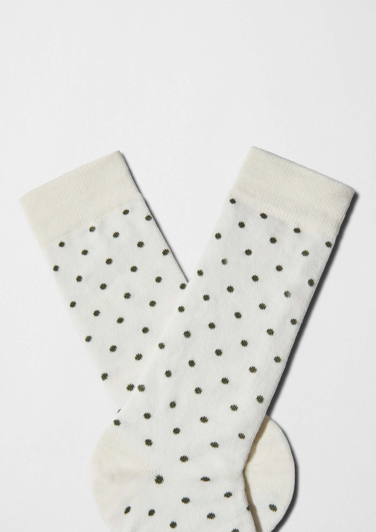 Calcetines BeDots Off-White con lunares verdes militares sobre fondo blanco roto - BESOCKS