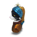 Kerstbalmeisje met pareloorbellen en smokingkat