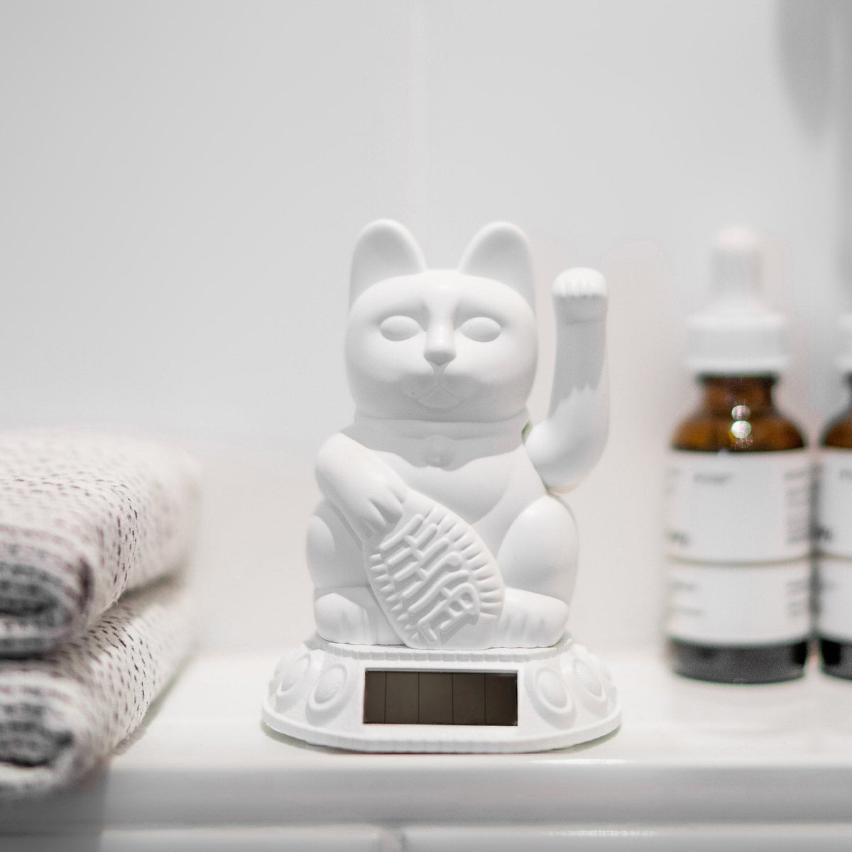 Lucky Solar Cat Iconic White