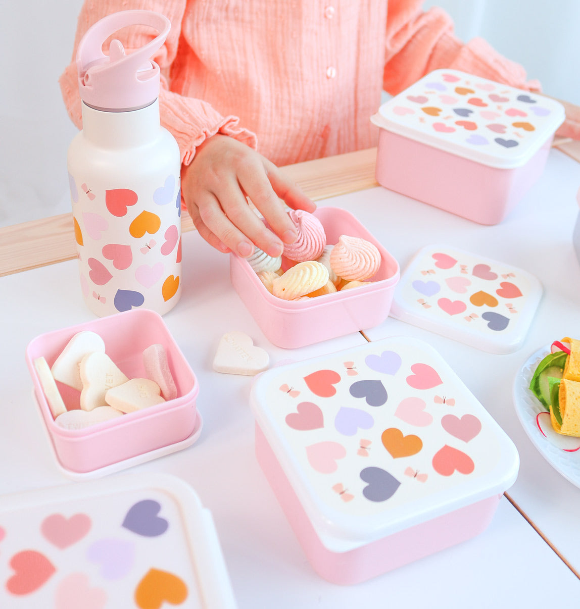 Gourde enfant en inox - Cœurs – vue 7 – A Little Lovely Company