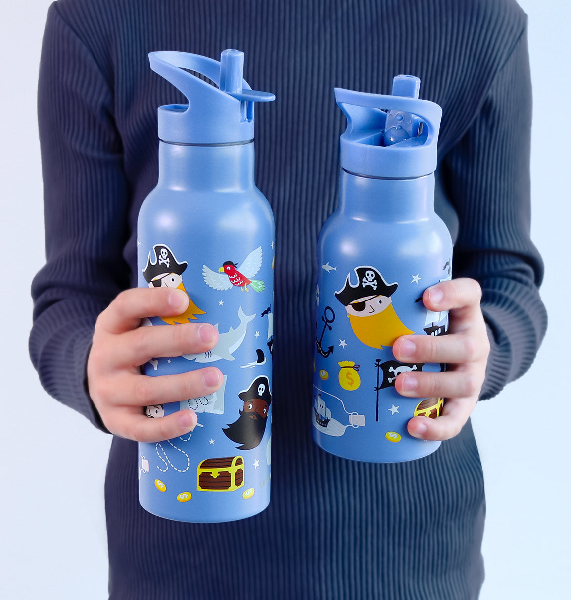 Gourde enfant en inox - Pirates – vue 6 – A Little Lovely Company