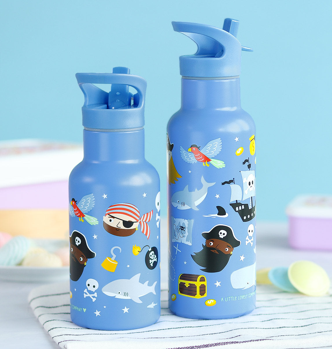 Gourde XL en inox - Pirates – vue 6 – A Little Lovely Company