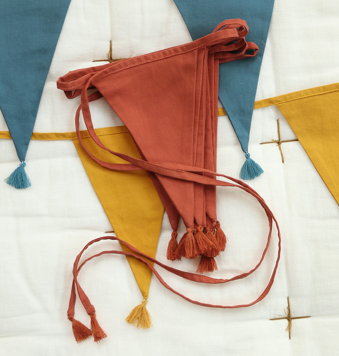 Guirlande décorative en coton - Terracotta – vue 5 – A Little Lovely Company