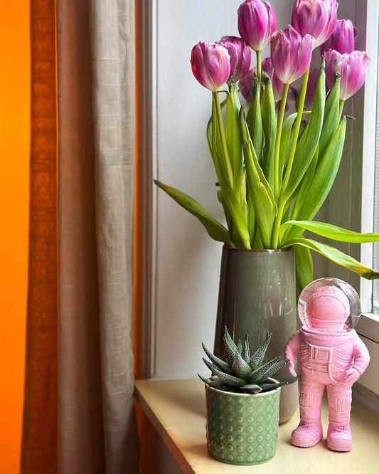 Kleine roze astronaut sneeuwbol