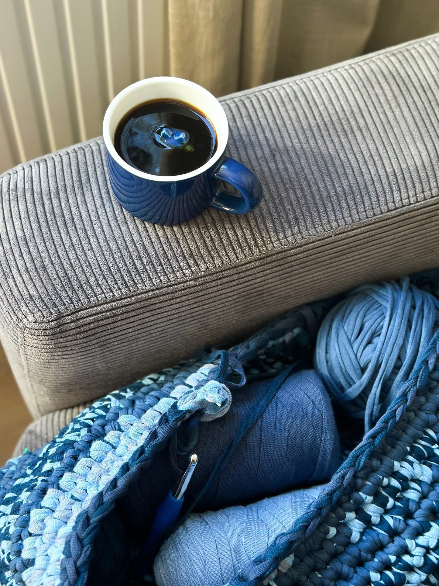 Donkerblauwe gelukskat-mok