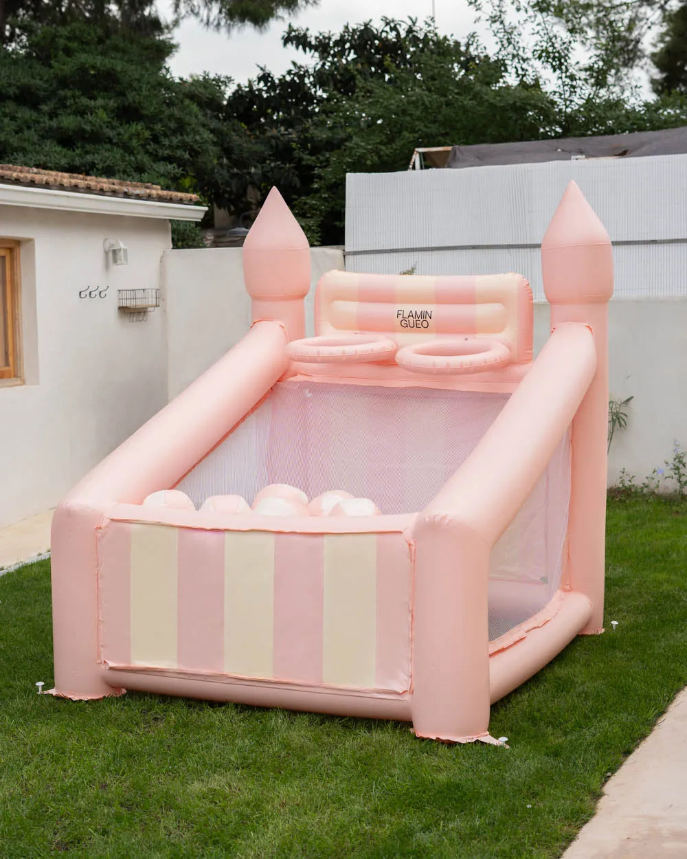Large inflatable children's basketball hoop - CREAM