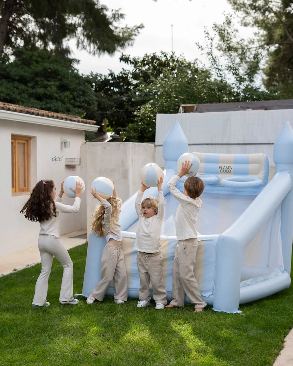 Large inflatable children's basketball hoop - CREAM