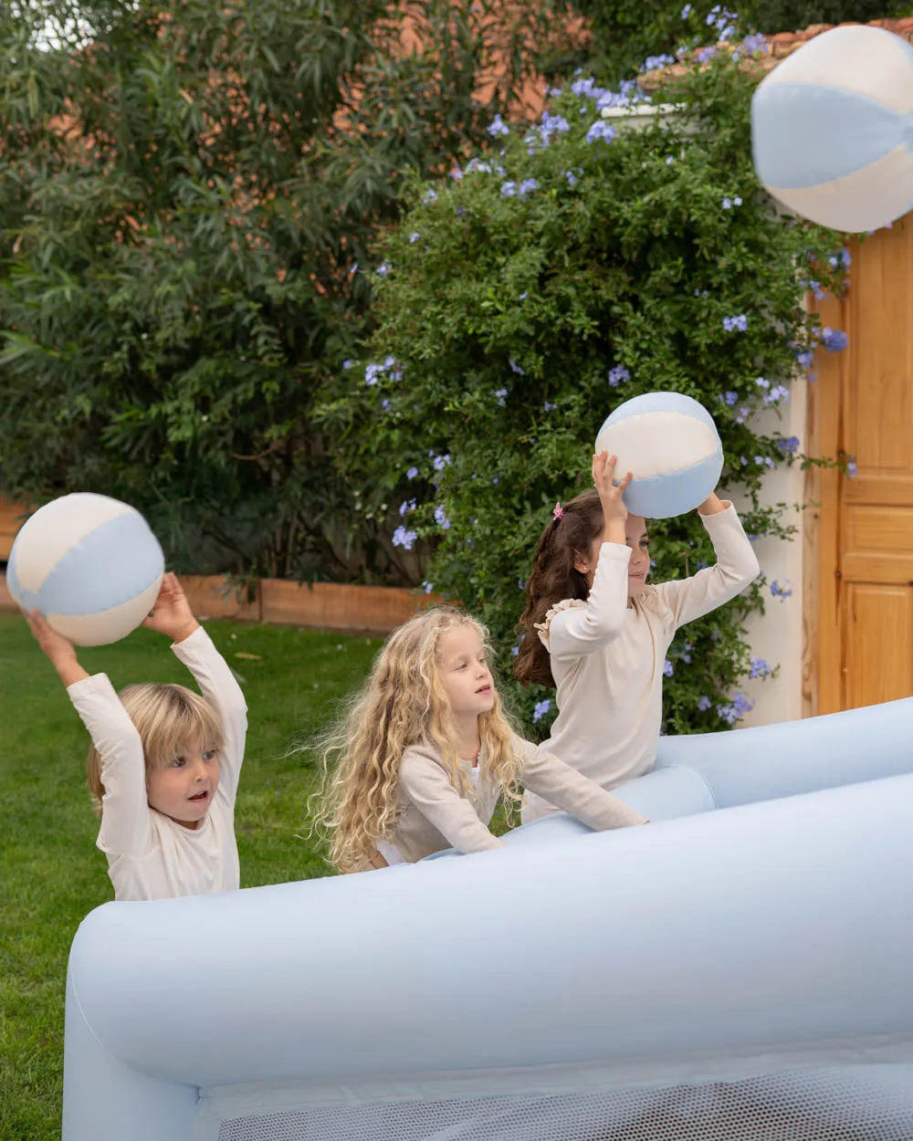Large inflatable children's basketball hoop - CREAM