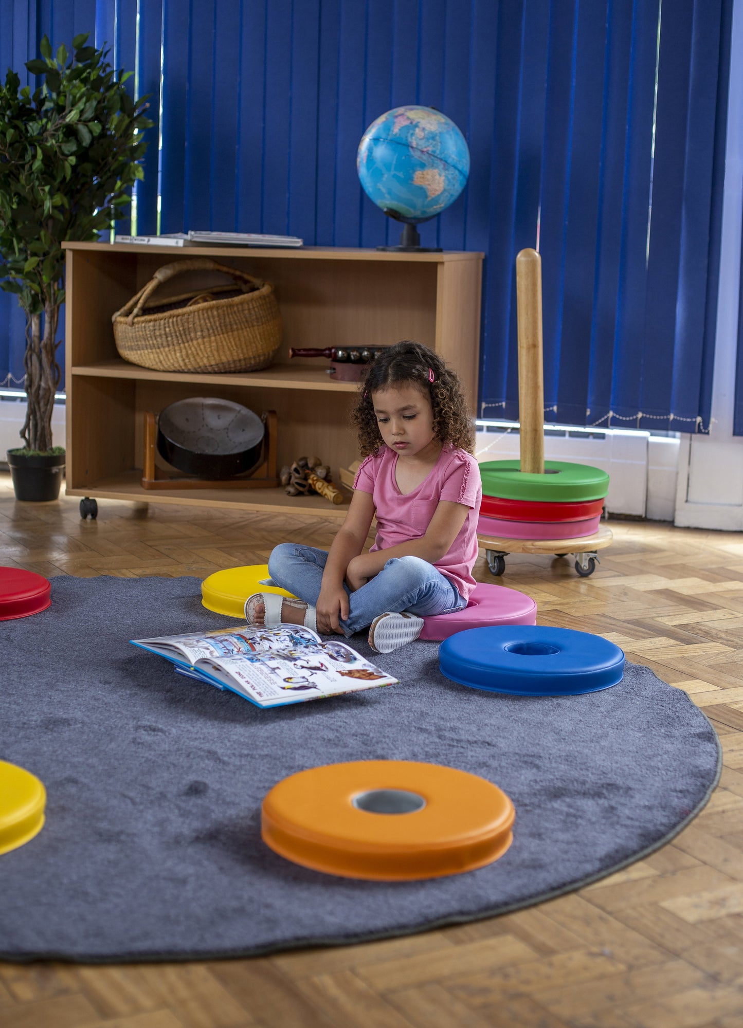 Donut™ Multi-Seat Trolley with 12 Two-Colour Cushions