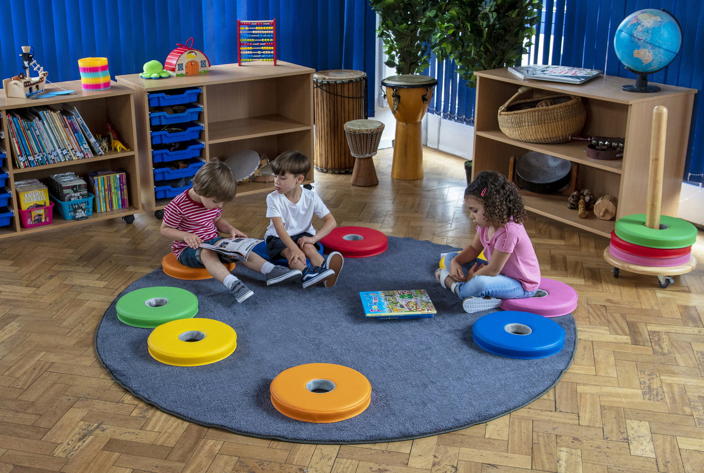 Donut™ Multi-Seat Trolley with 12 Two-Colour Cushions