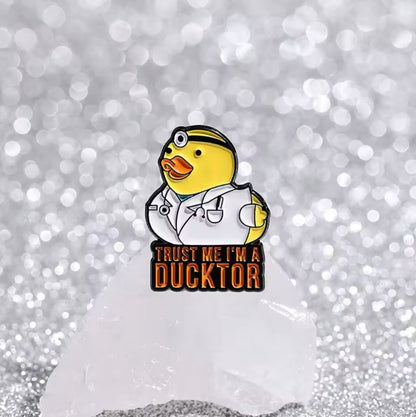 pins canard jaune trust me im ducktor