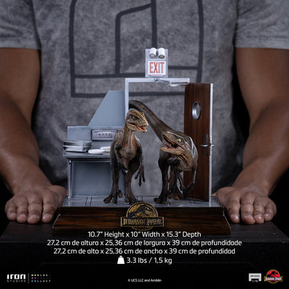 Pre-Order - Raptors at the Kitchen's Door Statue - Jurassic Park - Art Scale 1/10 - Iron Studios