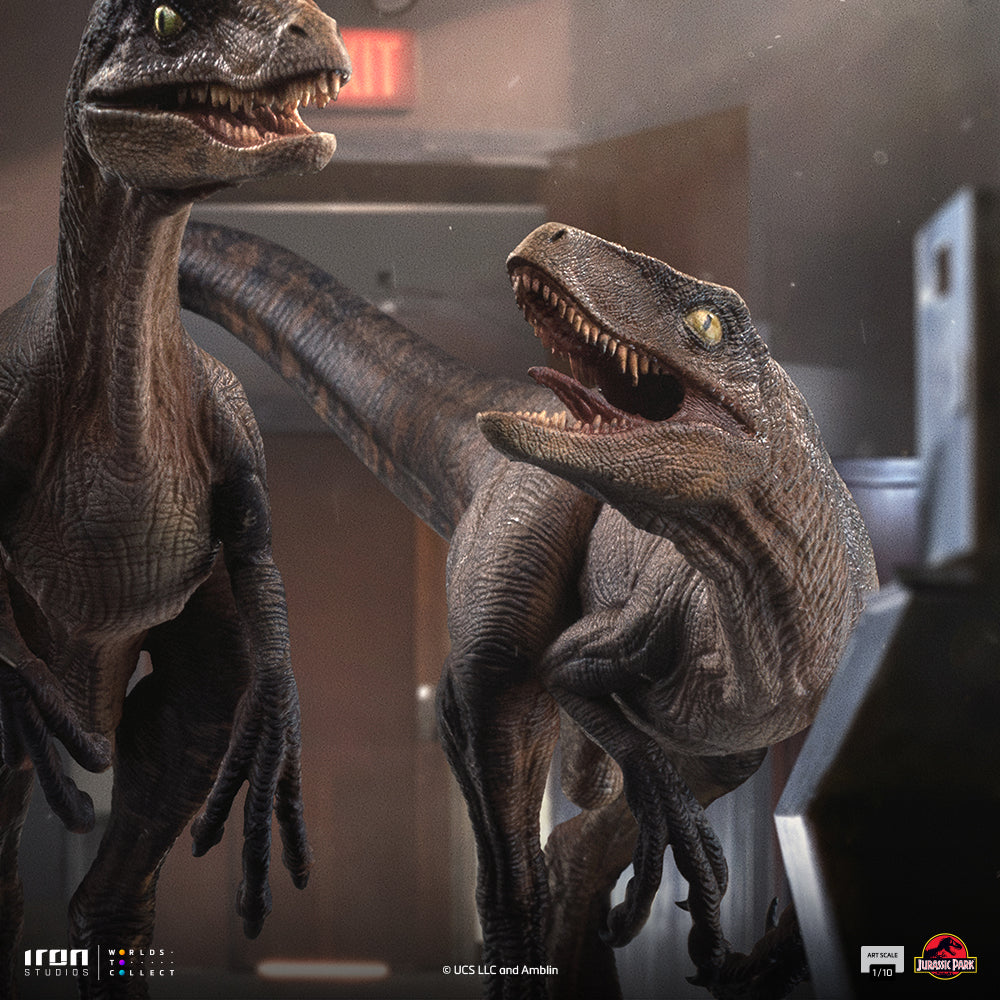 Pre-Order - Raptors at the Kitchen's Door Statue - Jurassic Park - Art Scale 1/10 - Iron Studios