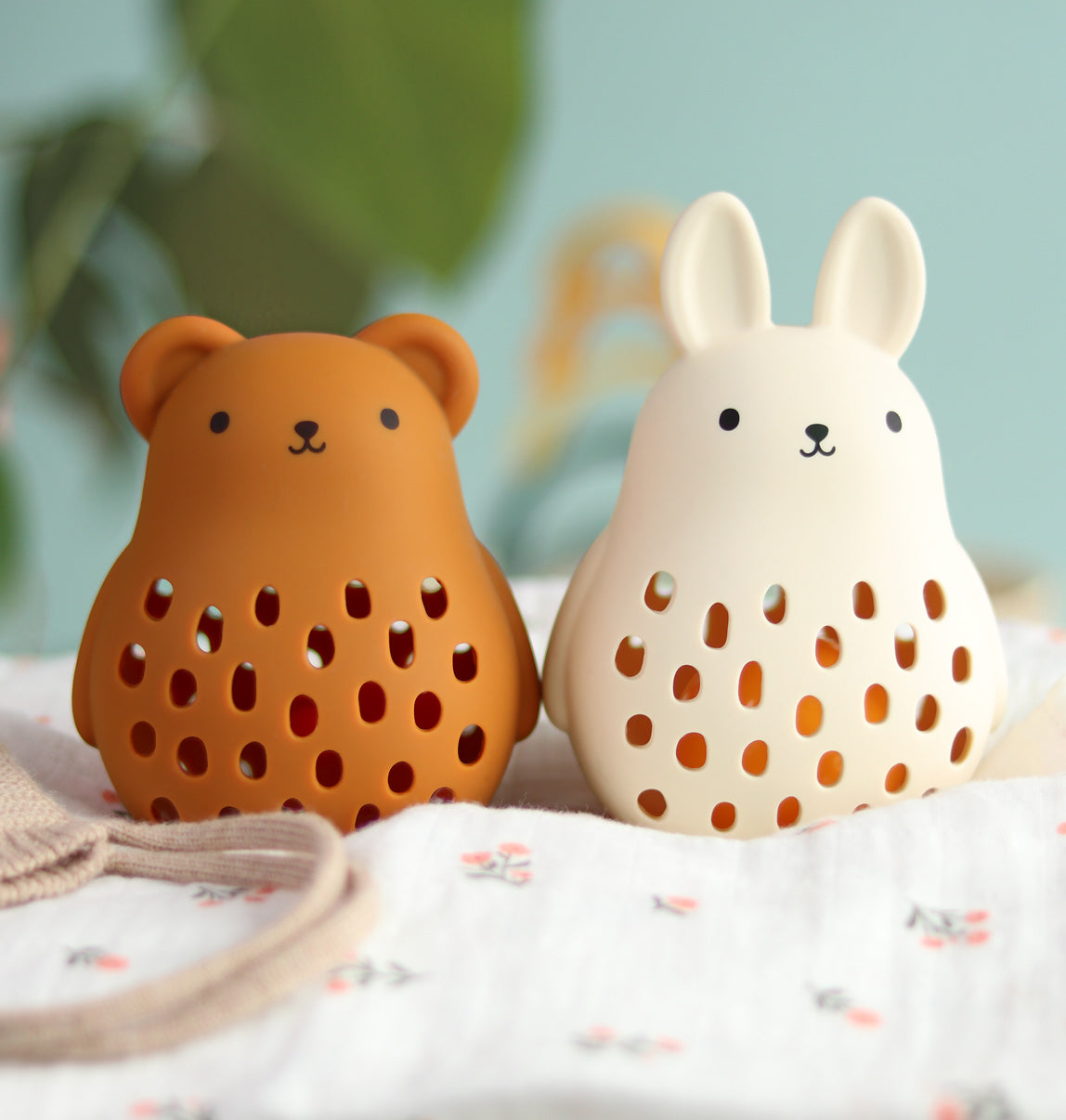Hochet en silicone - Ours – vue 6 – A Little Lovely Company