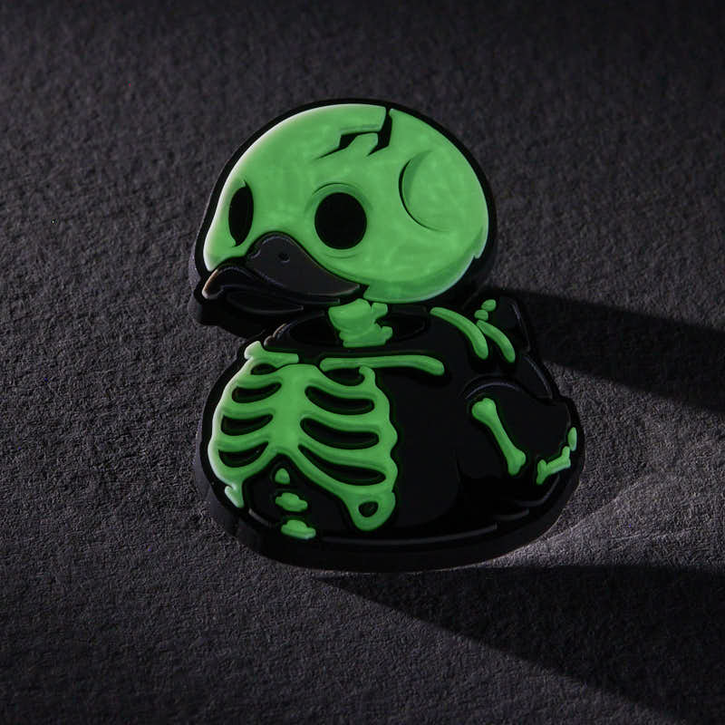 TUBBZ Numskull Skelett – Leuchtender Gummi-Pin