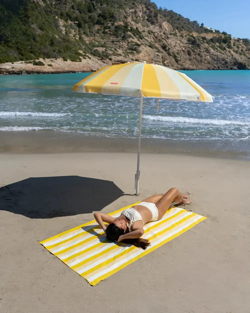 Microfiber beach towel with magnets – AURA
