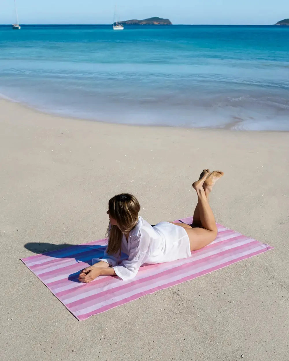 Microfiber beach towel with magnets – AURA