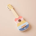 Houten gitaar met strepen als speelgoed voor kinderen