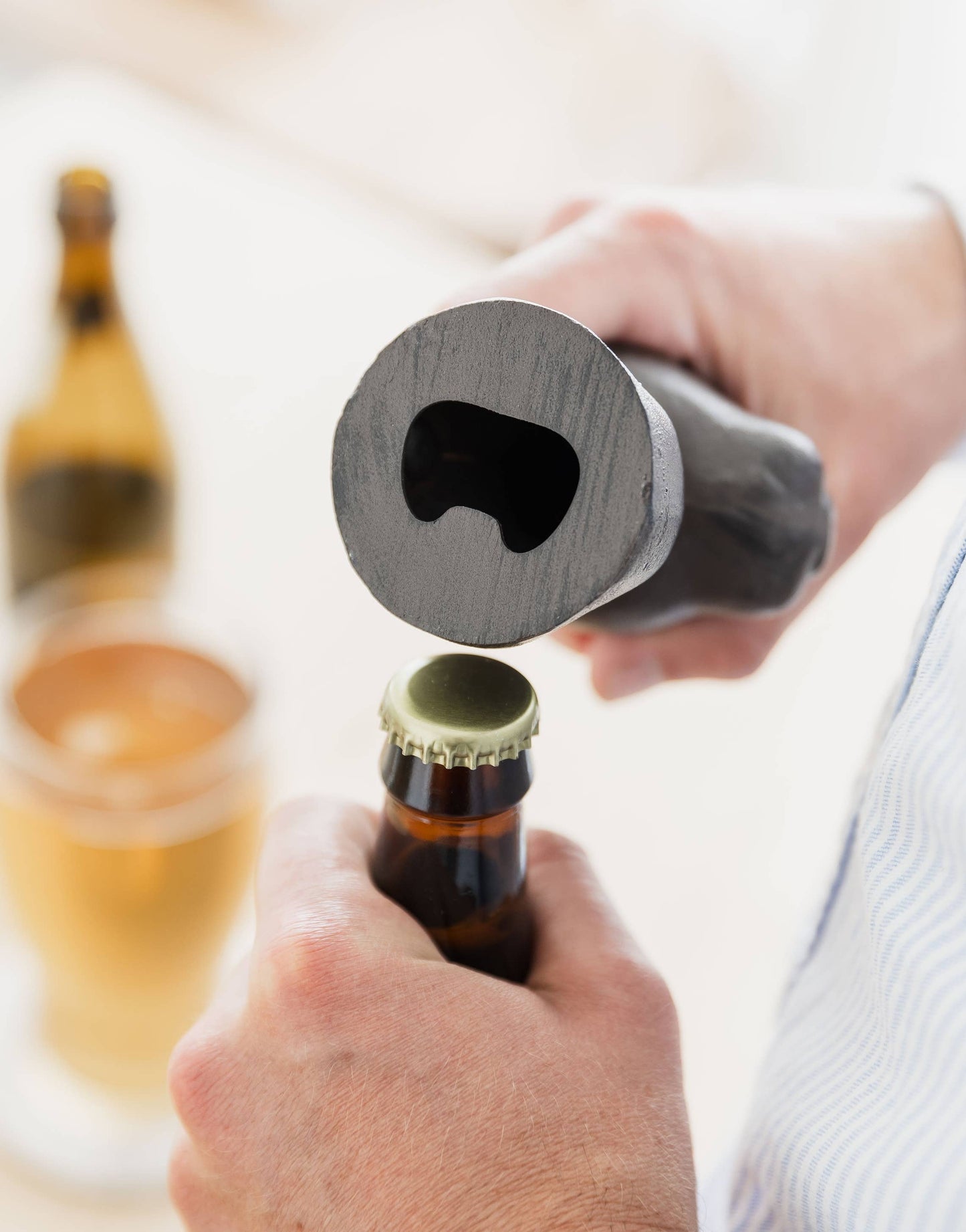 Gietijzeren flesopener in de vorm van een haas.