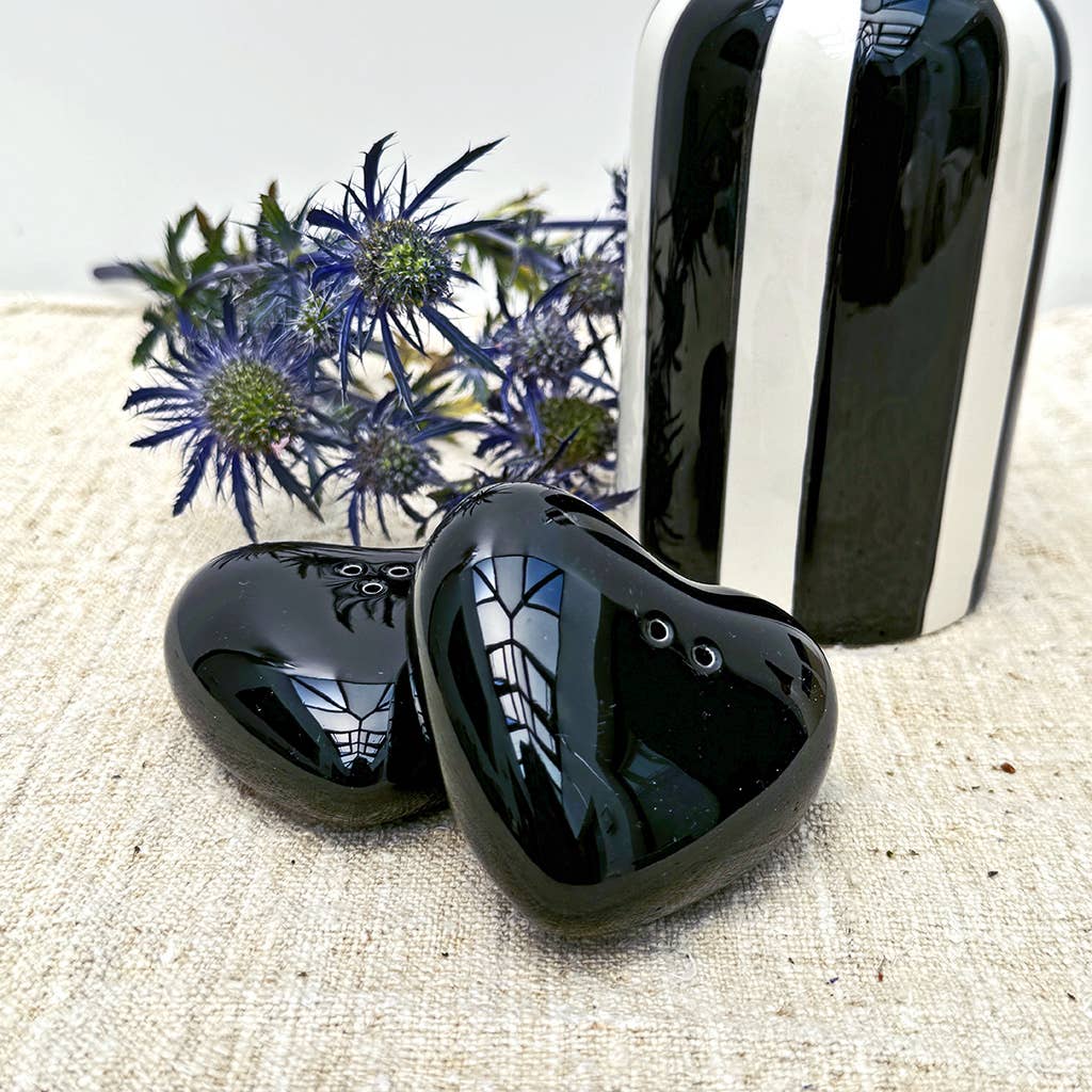 Black heart salt and pepper set L7 W6.5 H2cm