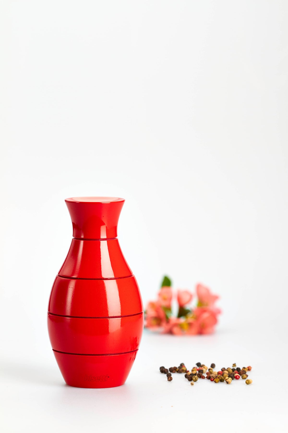 "Vase" spice mill in red lacquered beech