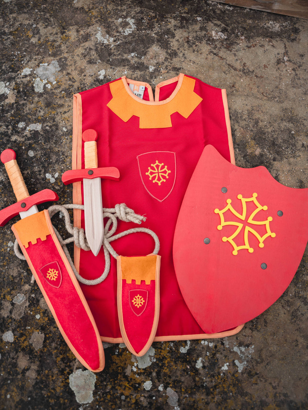 Historisch rood schild met Occitaans kruis L