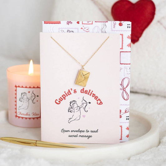 Collier Médaillon Lettre d'Amour sur Carte de Vœux de la Saint-Valentin