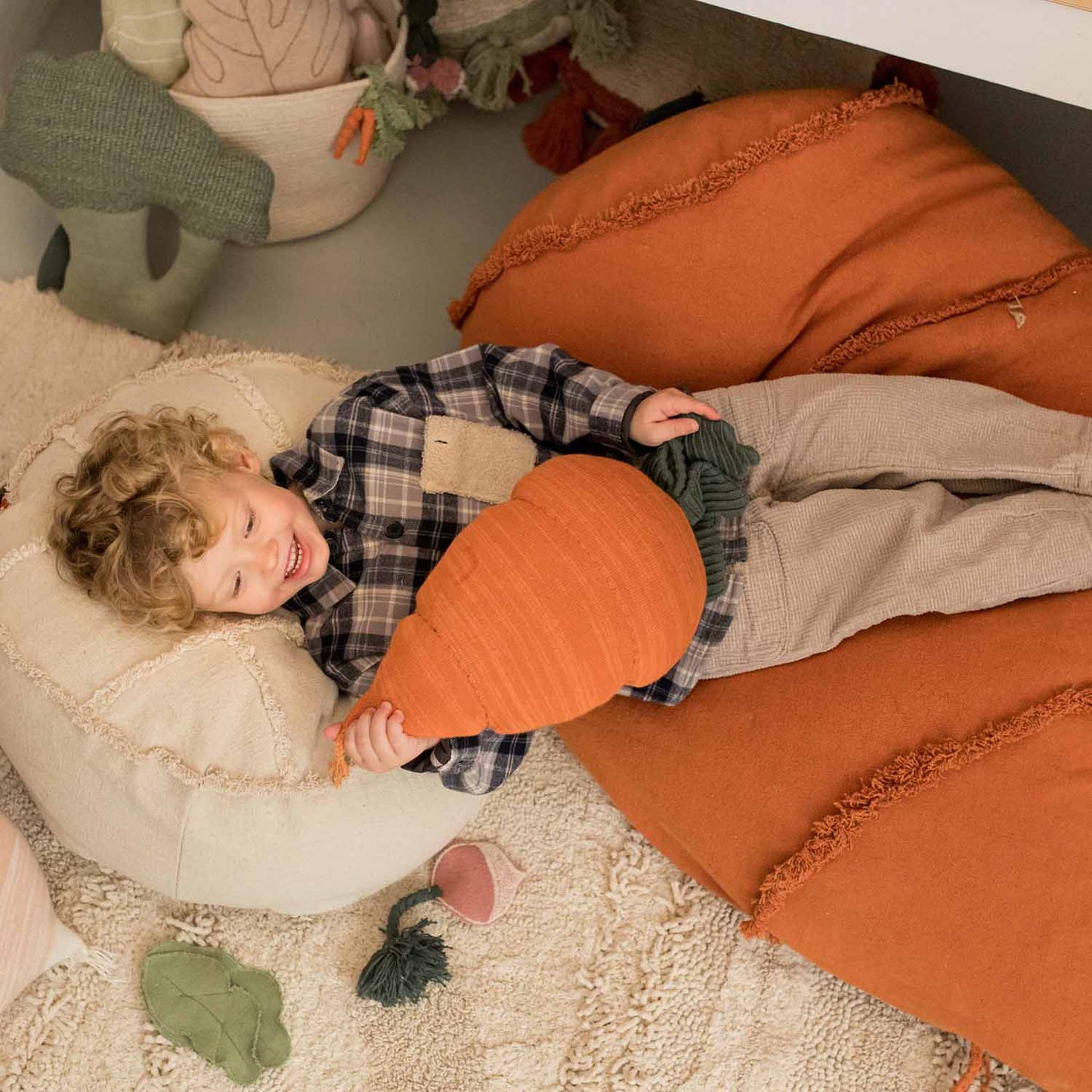 Knitted cushion Cathy the Carrot