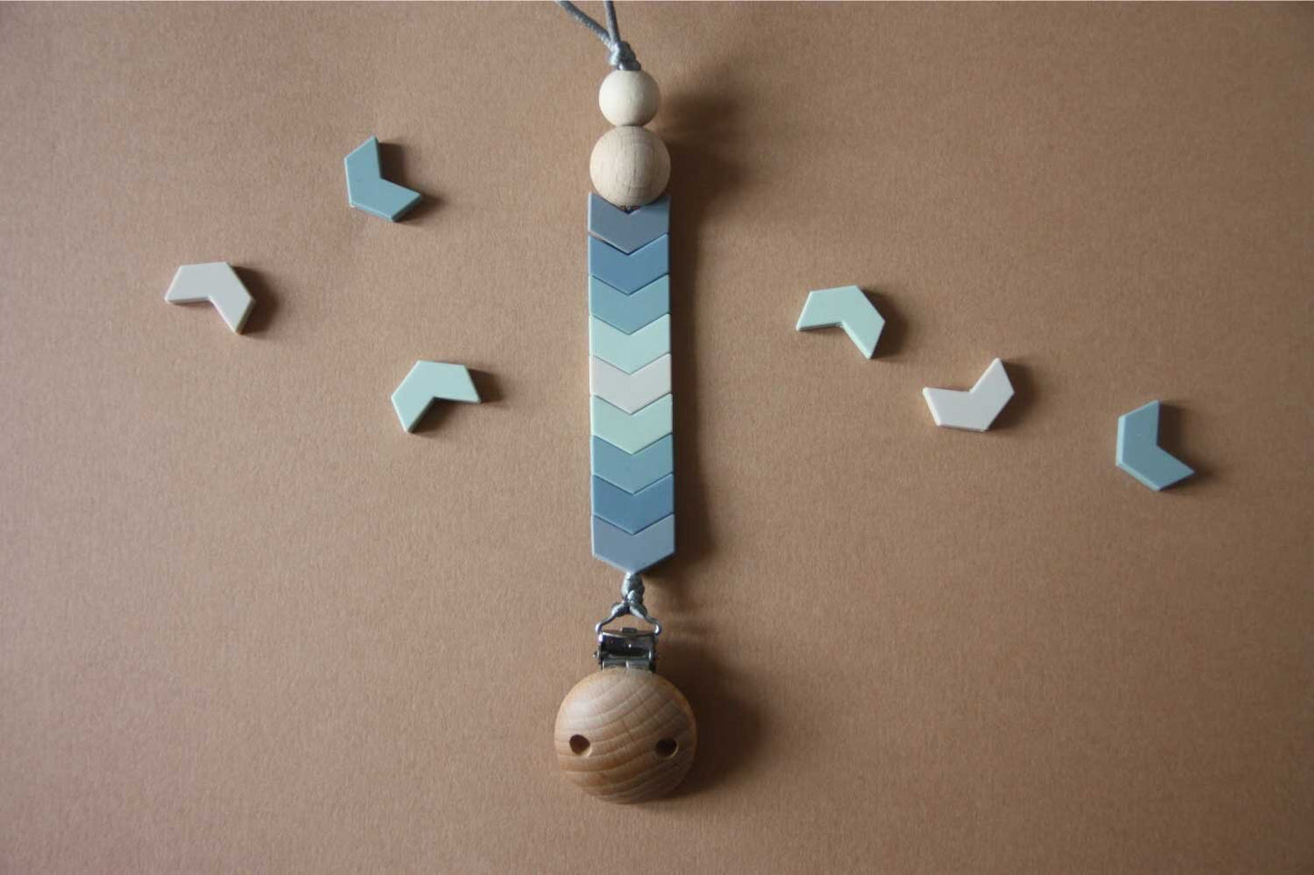 Chevron Schnullerkette aus Silikon Blau