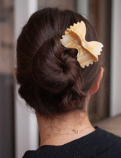 Pince à cheveux en – forme de nœud papillon de pâtes italiennes farfalle | Joanna Behar – vue 3