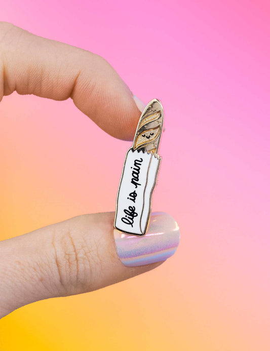 Épinglette – en émail « Life is Pain » design soigné | Joanna Behar – vue 1