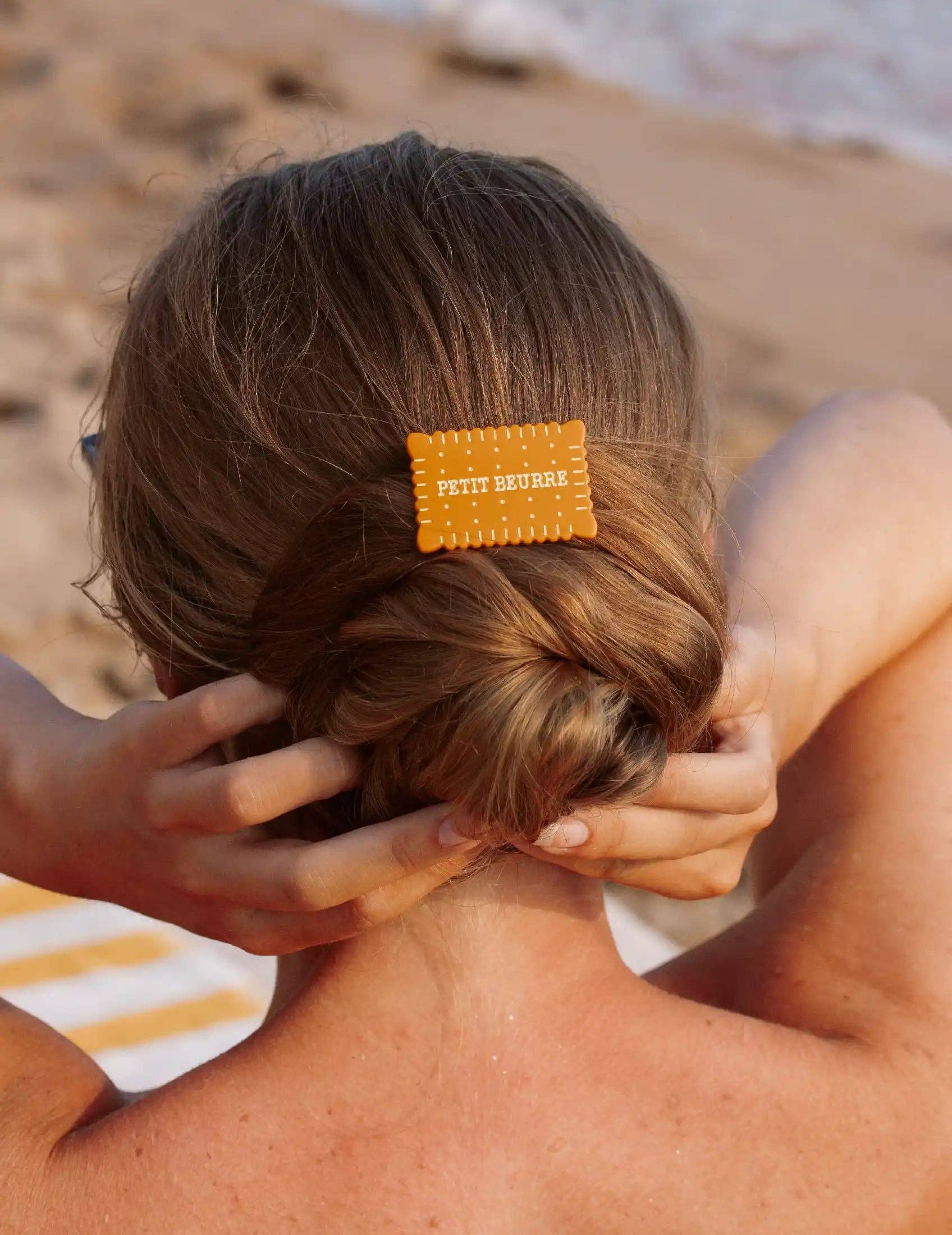 Barrette – pince crocodile biscuit Petit Beurre français | Joanna Behar – vue 1