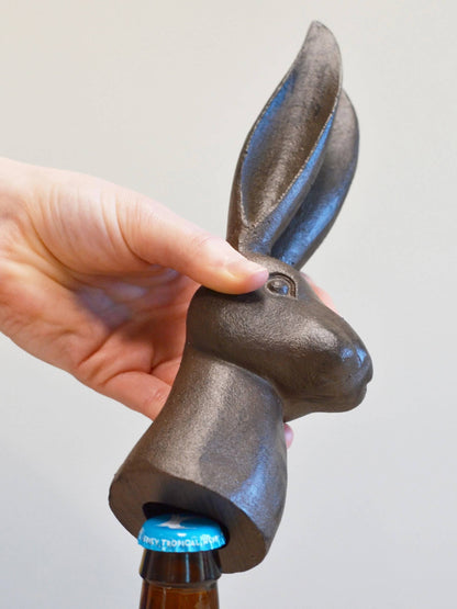 Gietijzeren flesopener in de vorm van een haas.