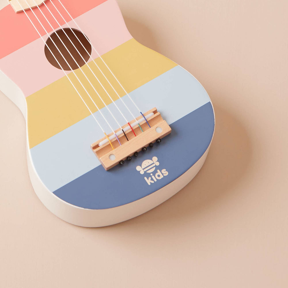 Houten gitaar met strepen als speelgoed voor kinderen