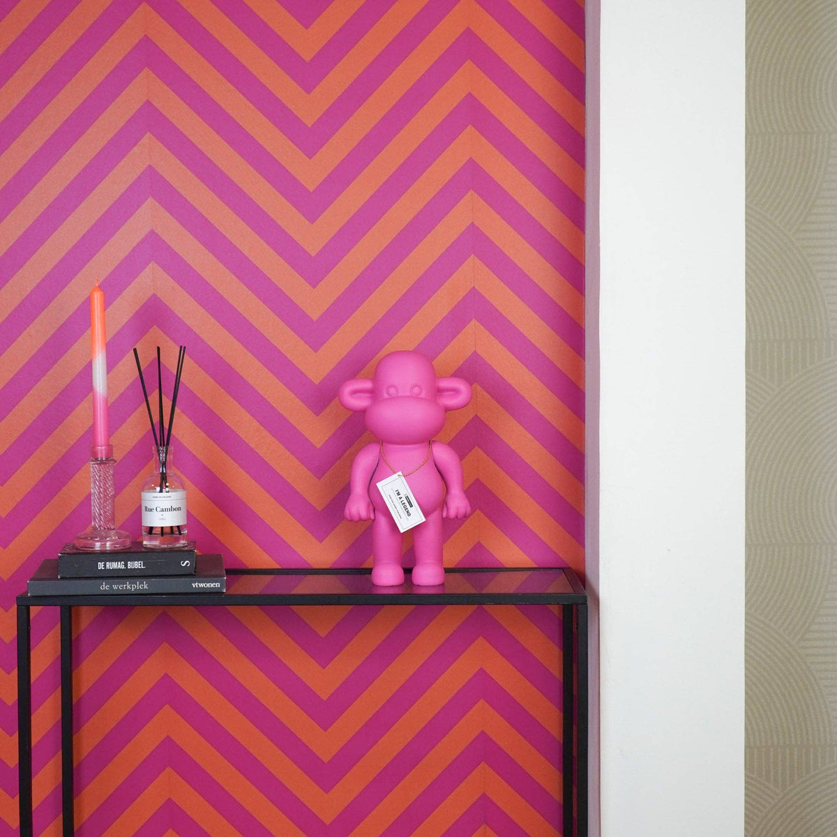 Ornament - Monkey Figurine 'The Legend' - Poly resin - Pink - 20.5x13.5x35cm